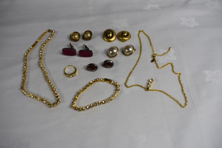 Lot de bijouterie " fantaisie " parure en strass sertis dans du mtal dor et 5 paires de boucles d'oreilles clip - Label Emmaus - Modalova