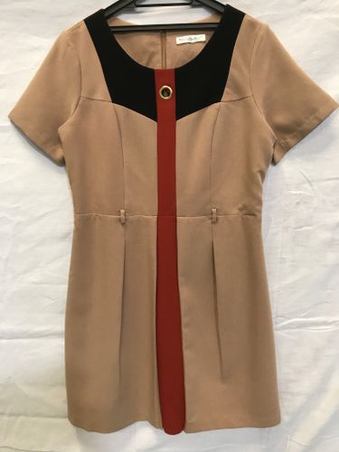 Robe beige manches courtes moderne classique - Label Emmaus - Modalova