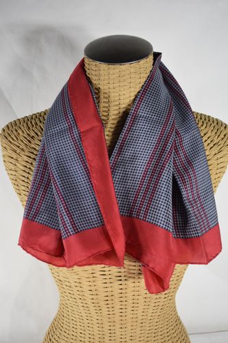 Foulard en soie  petits motifs gomtriques rouge et bleu marine "77 cm x 77 cm " - Label Emmaus - Modalova