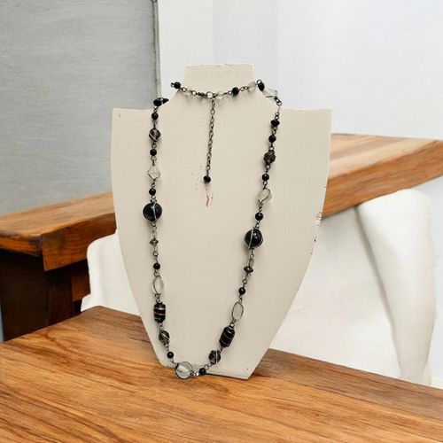 Collier long en ptes de verres noir et verres - Label Emmaus - Modalova