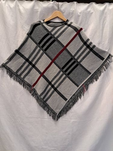 Poncho  carreaux , Noir et rouge en Acrylique de forme trapzodale. Doux au toucher - Label Emmaus - Modalova