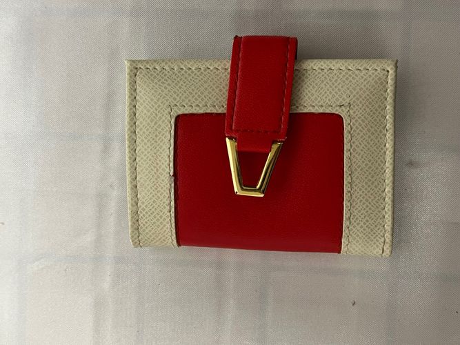 Portefeuille chic en simili cuir avec une bordure crue. Un joli fermoir  rabat avec bouton  pression et accessoire dor. Vendu sparment ou - Label Emmaus - Modalova