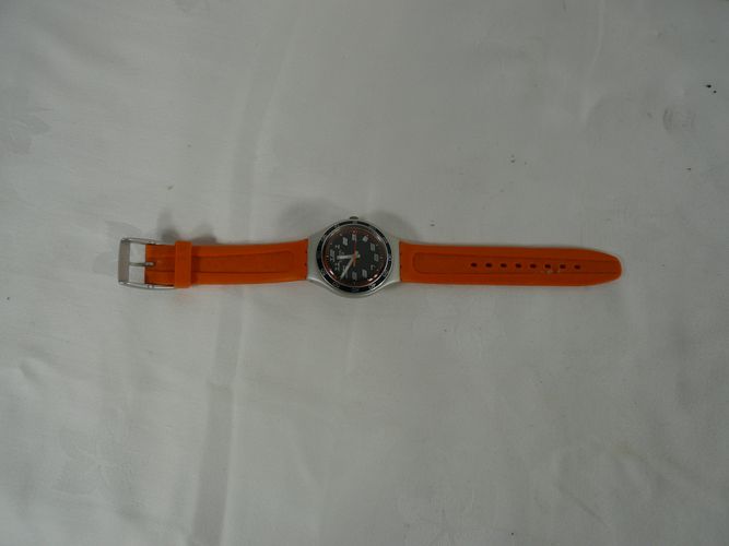 Montre de marque Swatch de type sport avec bracelet plastique orange (pile neuve) - Label Emmaus - Modalova