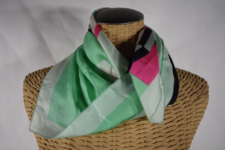 Foulard en soie  motifs gomtriques " couleurs vert, rose noir, blanc " 65 cm x 65 cm - Label Emmaus - Modalova