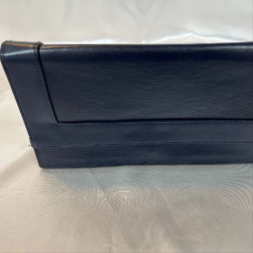 Pochette en croute de cuir marine, rhausse d'une doublure style pied de poule peu use. (voir photo). Elgante et chic cette pochette, se porte - Label Emmaus - Modalova