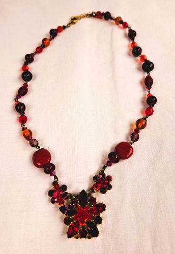 Collier/sautoir fantaisie scintillante en perles de plastique et strass et bordeaux - Label Emmaus - Modalova