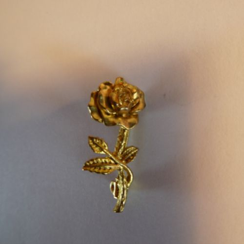 Jolie petite broche en forme de rose en mtal dor - Label Emmaus - Modalova