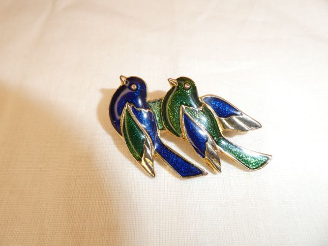 Broche brillante doiseaux volants bleus et verts avec des accents dors - Label Emmaus - Modalova