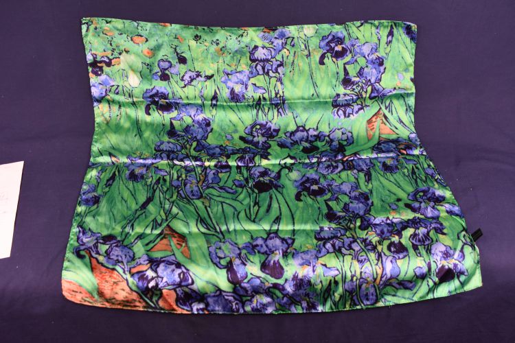 Carr de soie " les iris de Van Gogh " dimension 57 X 55 cm - Label Emmaus - Modalova