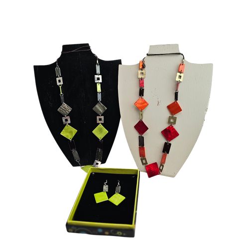 Deux collier pates de verre & une paire de boucles d'oreilles - Label Emmaus - Modalova