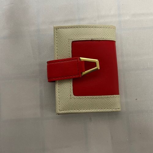 Porte-clefs chic en simili cuir avec une bordure crue. Un joli fermoir  rabat avec bouton  pression et accessoire dor. ( 6 clefs maximum). Ven - Label Emmaus - Modalova