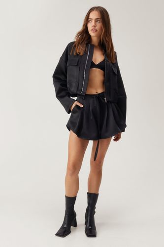 Premium Satin Tailored Flippy Shorts - 34 - Nasty Gal - Modalova