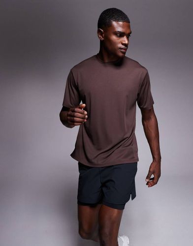 T-shirt de course dcontract en tulle technique  schage rapide - Raisin sec - 4505 - Modalova