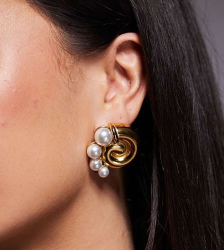 Boucles d'oreilles épaisses effet tourbillon en plaqué or 18 carats avec perles - 8 Other Reasons - Modalova