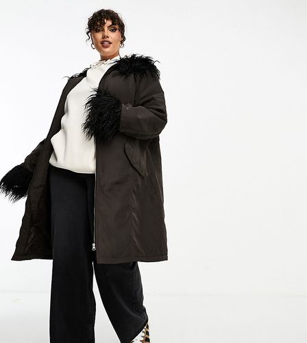 Plus - Manteau long en nylon avec bordures en fausse fourrure - /marron - Collusion - Modalova