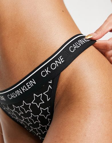 CK One - Tanga brésilien en coton à imprimé étoiles - Calvin Klein - Modalova