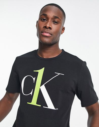 CK1 - T-shirt confort à imprimé graphique - Calvin Klein - Modalova