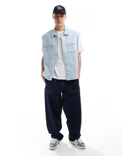 Chemise en jean sans manches - Délavage clair - Calvin Klein Jeans - Modalova