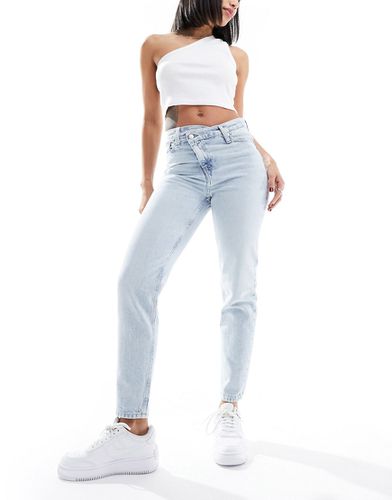 Jean mom avec taille croisée - Délavage clair - Calvin Klein Jeans - Modalova