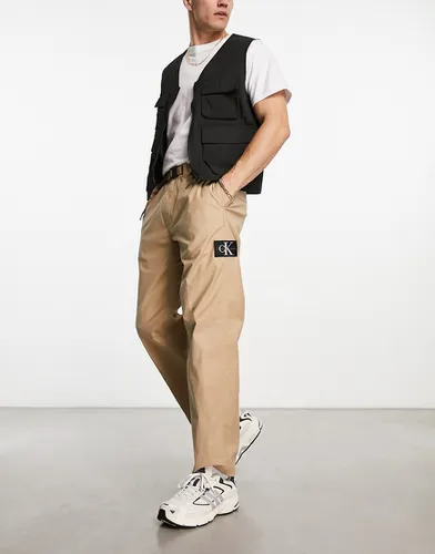 Pantalon chino droit fonctionnel - Beige - Calvin Klein Jeans - Modalova