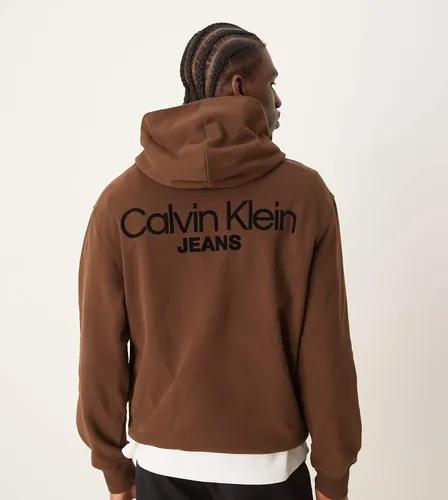 Sweat à capuche avec imprimé logo au dos - foncé - Exclusivité ASOS - Calvin Klein Jeans - Modalova