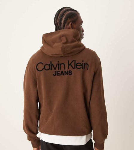 Sweat à capuche avec imprimé logo au dos - Marron foncé - Exclusivité ASOS - Calvin Klein Jeans - Modalova