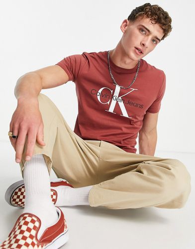 Seasonal - T-shirt à monogramme - brûlé - Calvin Klein Jeans - Modalova