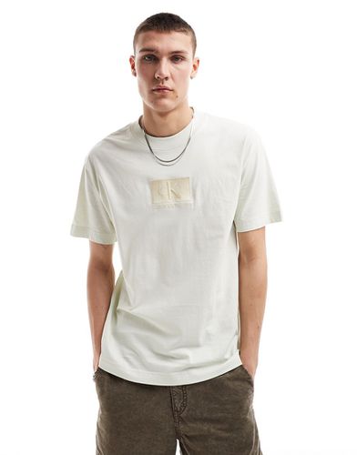 T-shirt avec écusson brodé - Taupe - Calvin Klein Jeans - Modalova