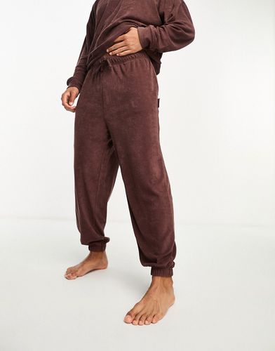 Pantalon de jogging confortable en tissu éponge - Acajou profond - Calvin Klein - Modalova