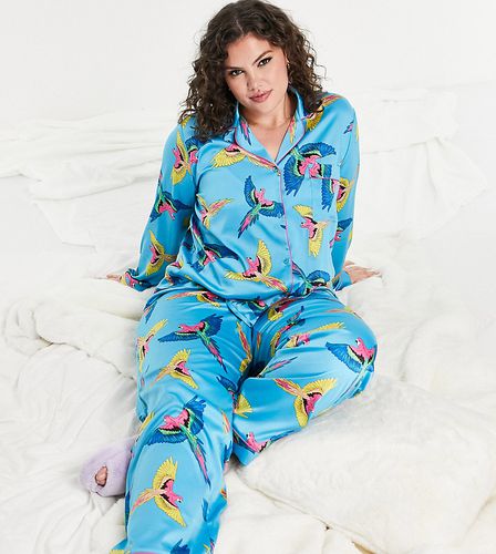 Curve - Ensemble pyjama en satin de qualité supérieure avec haut à revers et pantalon à imprimé perroquet - Chelsea Peers - Modalova