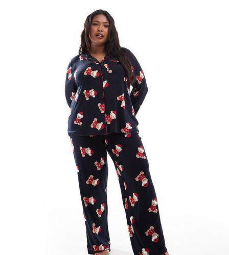 Curve - Exclusivité - Pyjama de Noël à imprimé ours en peluche avec pantalon et chemise à manches longues et revers - Chelsea Peers - Modalova