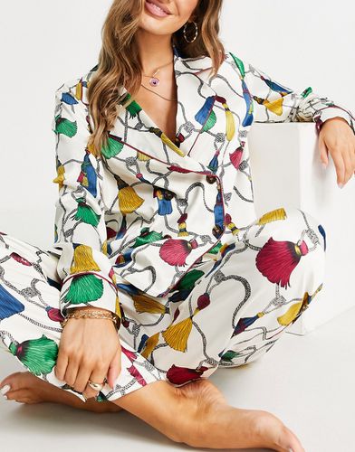 Ensemble pyjama en satin de première qualité, avec haut à double boutonnage et pantalon slim avec imprimé pompons - Crème - Chelsea Peers - Modalova