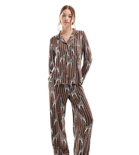 Exclusivité - Pyjama en polyester à rayures et imprimé girafes avec pantalon et top à revers - Marron - Chelsea Peers - Modalova