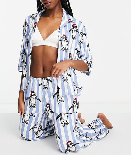 Pyjama de Noël en satin à rayures et imprimé pingouins - Bleu pâle - Chelsea Peers - Modalova