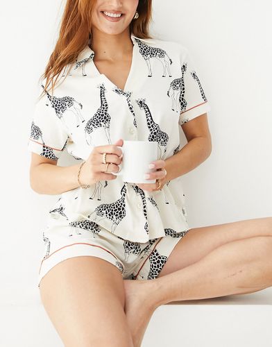 Pyjama en coton avec top à col revers et short - Imprimé girafes crème - Chelsea Peers - Modalova