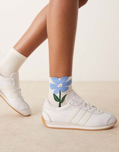 Chaussettes à motif fleur en 3D - Crème et bleu - Accessorize - Modalova