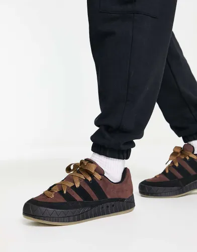 Adidas homme hotsell semelle marron