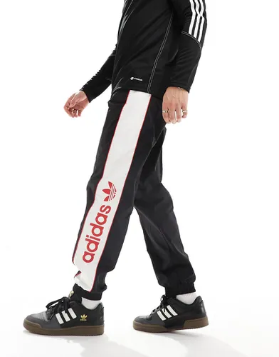 Pantalon de jogging à logo linéaire - , blanc et rouge - Adidas Originals - Modalova