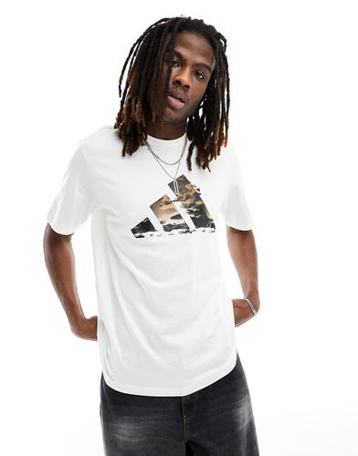 Adidas - Basketball - T-shirt à grand imprimé graphique - Adidas Originals - Modalova