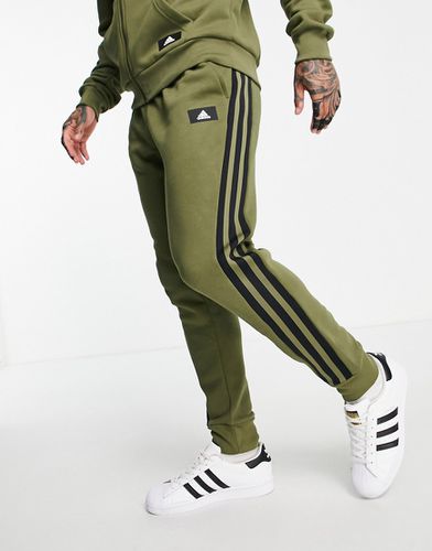 Adidas Sportswear - Jogger à trois bandes - Kaki - Adidas Performance - Modalova
