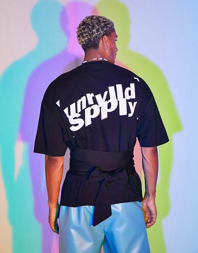 ASOS - Unrvlld Spply - T-shirt ultra oversize avec imprimés logo et liens noués à la taille - Asos Design - Modalova