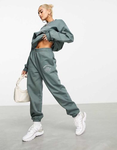 ASOS - Weekend Collective - Jogger oversize avec logo incurvé - Kaki - ASOS Weekend Collective - Modalova