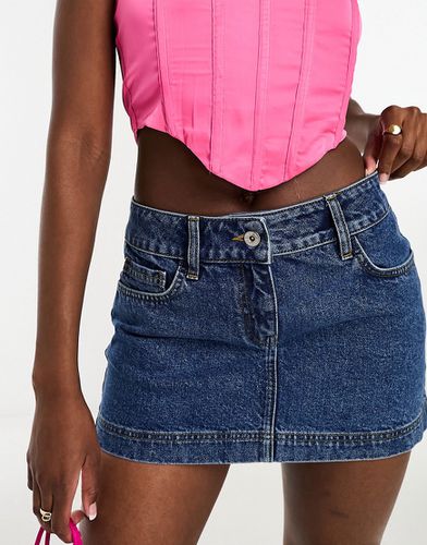 Mini-jupe en jean à taille basse - Délavage moyen - Asos Weekend Collective - Modalova