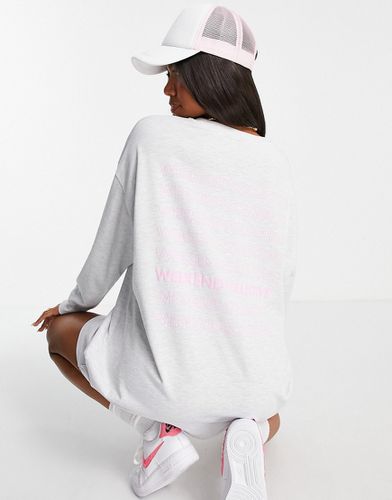ASOS - Weekend Collective - Robe t-shirt oversize avec logo superposé et manches longues - Blanc polaire chiné - ASOS Weekend Collective - Modalova