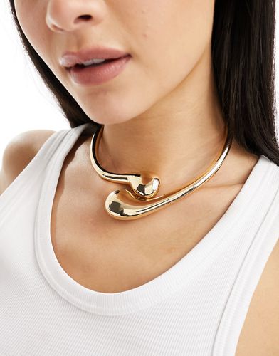 Collier torque ras de cou à design goutte d'eau entrelacé - Asos Design - Modalova