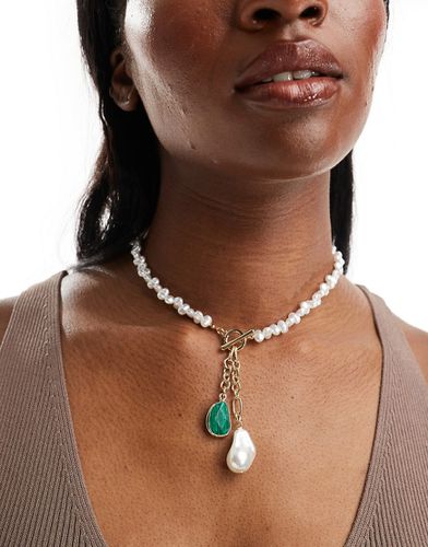 Collier avec pendentif fausse perle d'eau douce et pierre imitation malachite - Asos Design - Modalova
