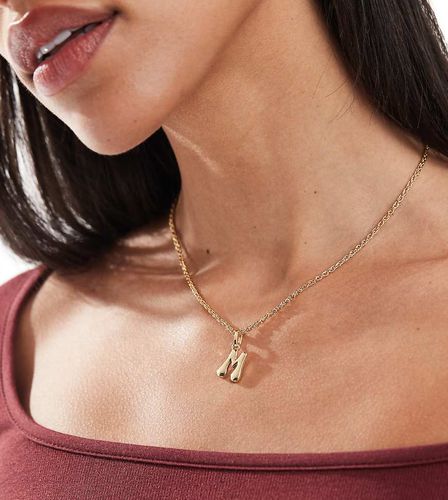 Collier en plaqué or 14 carats avec pendentif à initiale M et pochette cadeau - Asos Design - Modalova