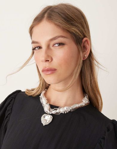 Collier orné de cristaux et perles fantaisie avec pendentif caur et détail organza - Asos Design - Modalova