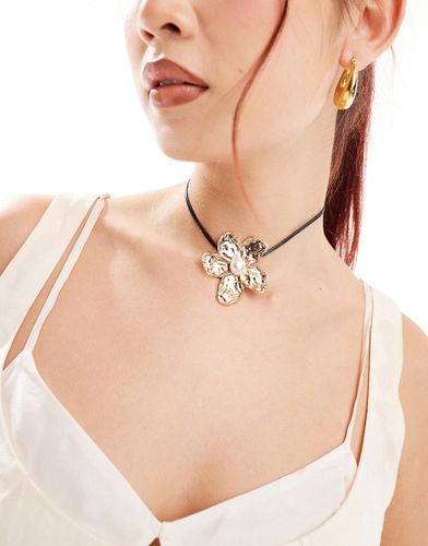 Collier ras de cou avec grosse fleur effet martelé et détail perle fantaisie - Asos Design - Modalova