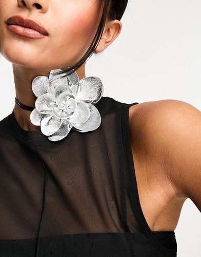 Collier ras de cou avec fleur argentée métallisée - Noir - Asos Design - Modalova